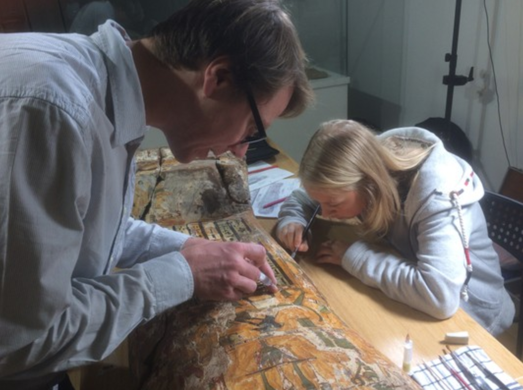 Restauratorische Arbeit an einem bemalten Sargdeckel im Ägyptischen Museum (Foto: F. Förster)